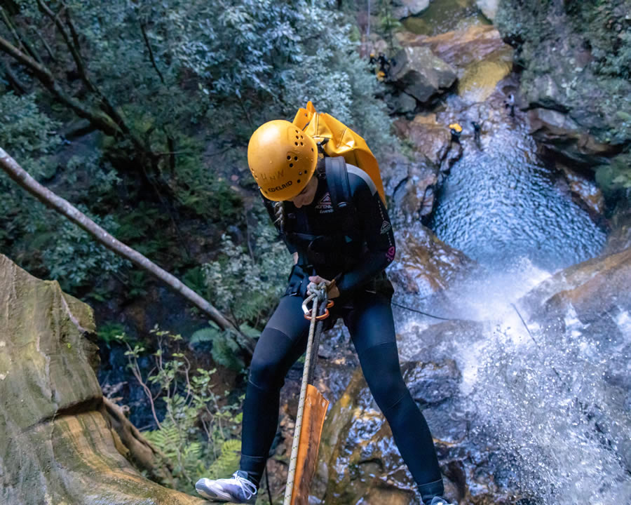 blue mountains canyoning tour